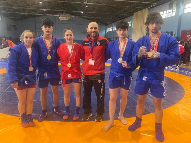 Los competidores del Club de Lucha que lograron medalla en el Campeonato de Madrid, junto a su entrenador José Manuel Ruiz García-Soldado