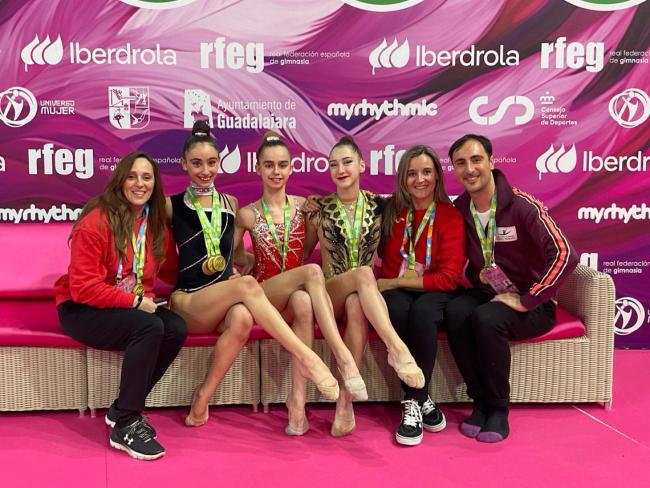 Las integrantes del equipo del Club Escuela Gimnasia Torrejón junto a sus entrenadores