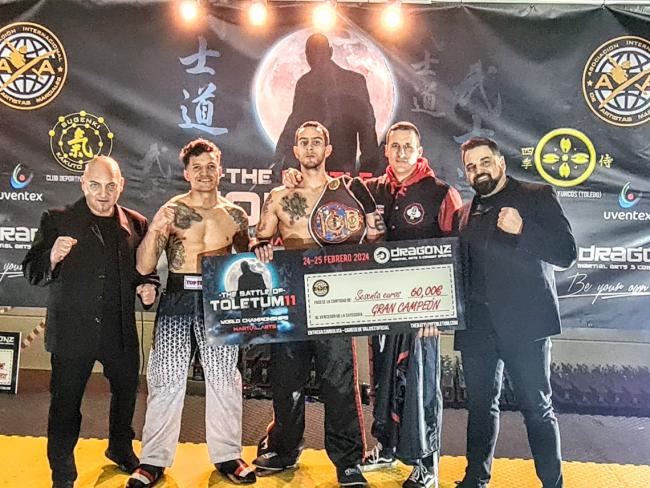  Isaac Luces Hurtado posando con el cinturón de Gran Campeón WKL y a su lado, a la derecha, el maestro de la Escuela Tótem, Fermín de José Bernabé