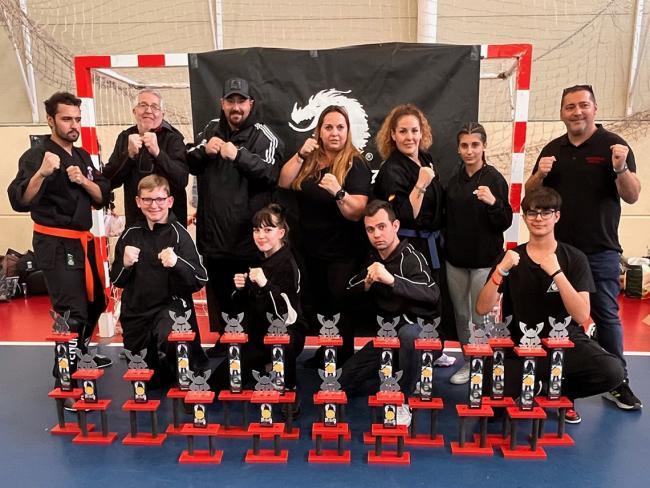 El equipo de kajukenbo “Cristina Álvarez” posando con los trofeos conseguidos en La Batalla de Toledo