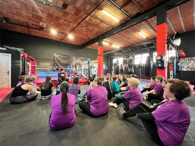 A la charla y a la masterclass de Miriam Gutiérrez asistieron mujeres de diferentes edades, en algunos casos, víctimas de violencia de género