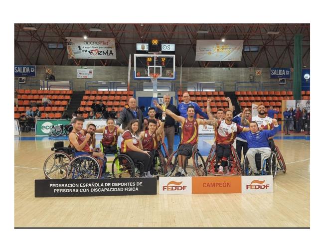 Samuel Pariente, con el trofeo de campeón, junto al resto de sus compañeros de equipo