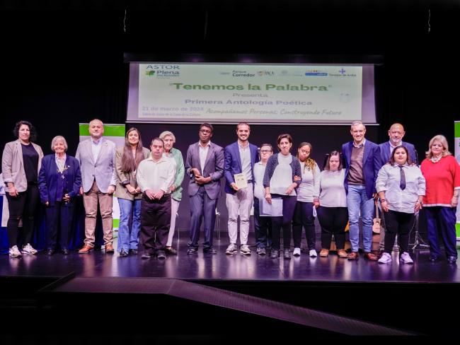 El alcalde, Alejandro Navarro Prieto, el concejal de Cultura, José Antonio Moreno, la edil de Turismo, Miriam Gutiérrez, el concejal de Bienestar, Educación e Inmigración, Rubén Martínez, la presidenta de ASTOR, Mª del Carmen Villena, los autores del libro y otros componentes de la entidad