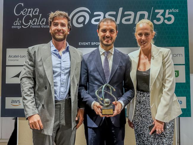El alcalde, Alejandro Navarro Prieto, la concejala de Sanidad, Digitalización y Transparencia, Carla Picazo, y el jefe de Departamento de Nuevas Tecnologías del Ayuntamiento de Torrejón, Alberto Hernández, con el premio recibido en la Gala de ASLAN