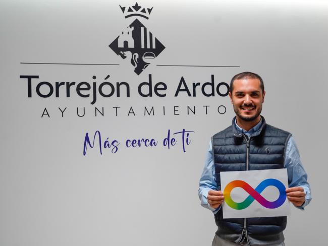 El alcalde, Alejandro Navarro Prieto, posando con el logo de la campaña “Autismo cerca de ti”, como gesto simbólico y en señal de apoyo a las personas con Trastorno del Espectro del Autismo (TEA)