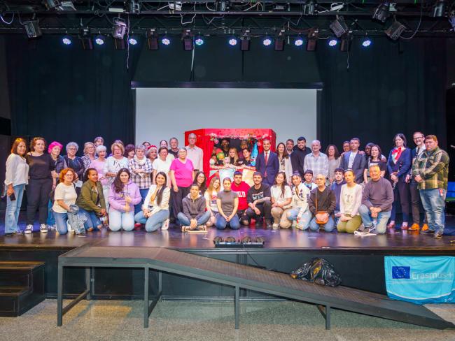 El alcalde, Alejandro Navarro Prieto con todos los participantes de la Jornada Cultural del CEPA Buen Gobernador