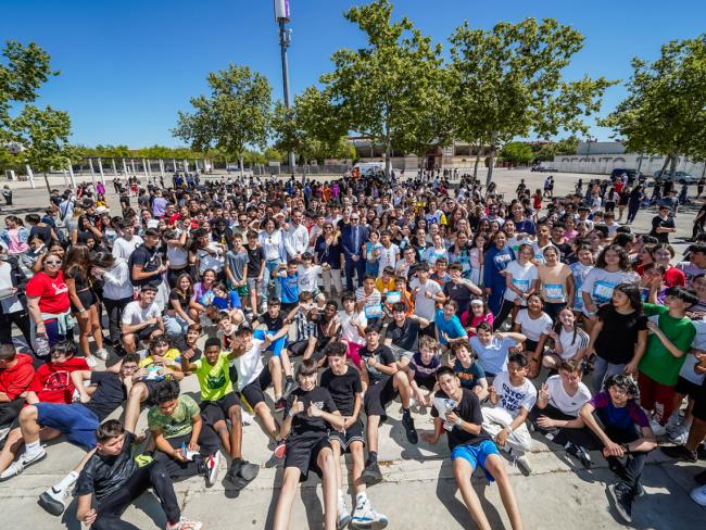 El alcalde, Alejandro Navarro Prieto, y la concejala de Turismo, Miriam Gutiérrez, con jóvenes participantes en la carrera solidario de Unicef “Pon tu gota”