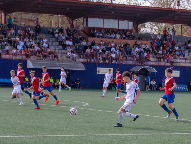  El equipo infantil de la AD Torrejón CF jugando contra el Real Madrid en el Torneo Ciudad de Torrejón