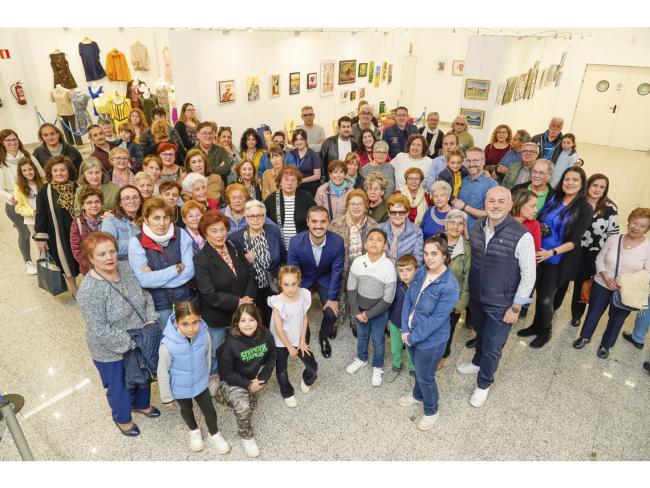 El alcalde, Alejandro Navarro Prieto, y el concejal de Cultura, José Antonio Moreno, con los participantes de la exposición