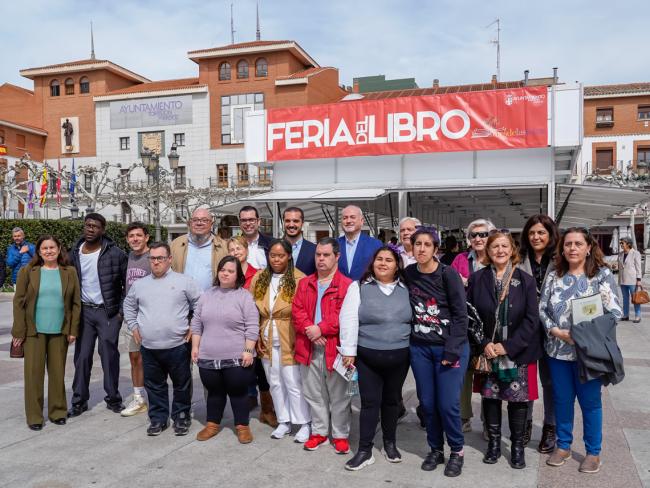 El alcalde, Alejandro Navarro Prieto, el concejal de Cultura, José Antonio Moreno, el vicepresidente de la Asociación de Libreros Cervantes, Augusto Mateos, y escritores locales que participarán en el Mes de las Letras