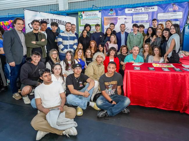 El alcalde, Alejandro Navarro Prieto, el concejal de Bienestar, Educación e Inmigración, Rubén Martínez, y el concejal de Urbanismo, Vivienda y Juventud, Víctor Miranda, con los jóvenes alumnos y profesores del IES Valle- Inclán