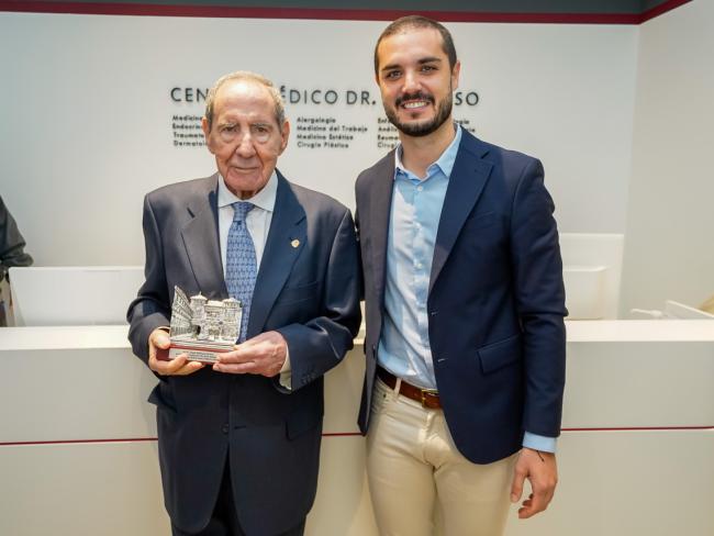 El alcalde, Alejandro Navarro, le hizo entrega a Casto Hermoso de una reproducción de la fachada del Ayuntamiento de Torrejón