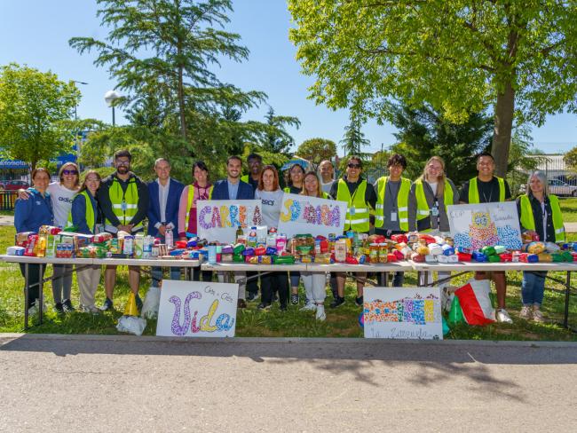 El alcalde, Alejandro Navarro Prieto, y el concejal de Educación, Bienestar e Inmigración, Rubén Martínez con los organizadores de la carrera 