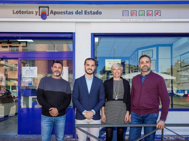 El alcalde, Alejandro Navarro Prieto, visitando el establecimiento, junto a su gerente, Ignacio Serna Francia y trabajadores