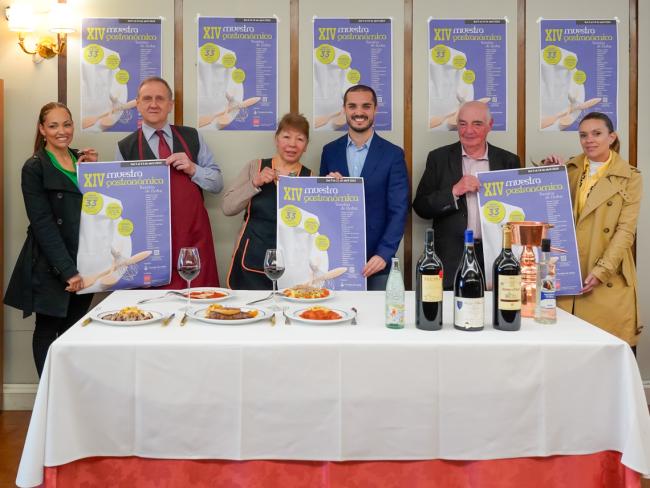 El alcalde, Alejandro Navarro Prieto, acompañado por la secretaria de UNICEM, Carolina Santana, y la representante de la Asociación de Comerciantes de la Zona Centro, Vanesa Calvo, presentando la iniciativa en el Restaurante El Coto, junto a su gerente, Ana Silvia López y su relaciones públicas, Antonio Blanco 