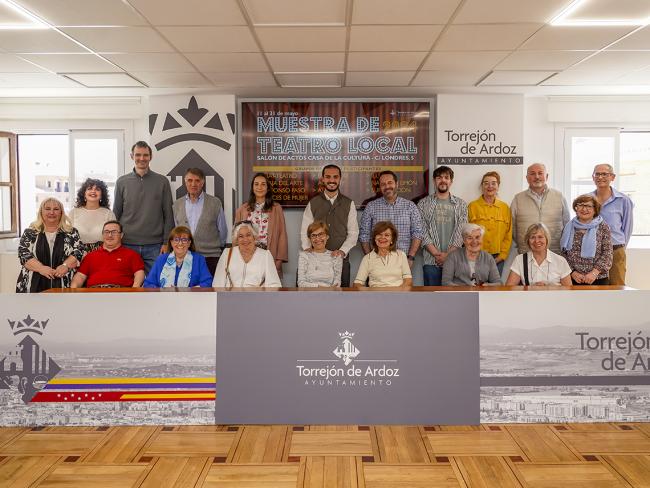 El alcalde, Alejandro Navarro Prieto y el concejal de Cultura, José Antonio Moreno, presentando la iniciativa junto a los grupos participantes