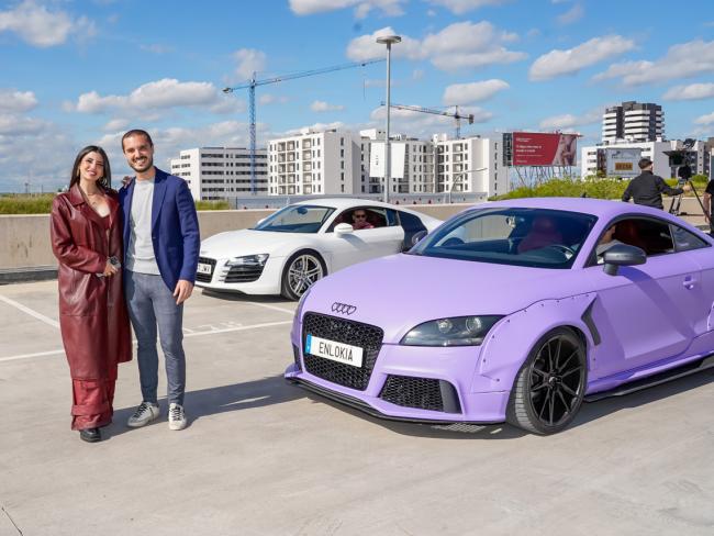 El alcalde, Alejandro Navarro Prieto, junto a Naiara en la grabación de su primer videoclip 