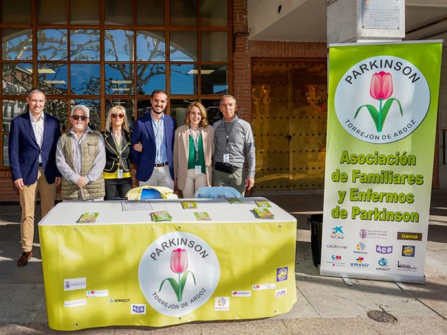 El alcalde, Alejandro Navarro Prieto, y el concejal de Bienestar, Educación e Inmigración, Rubén Martínez, acompañados por la presidenta, Yolanda Pérez y otros representantes de la Asociación de Familiares y Enfermos de Parkinson de la ciudad
