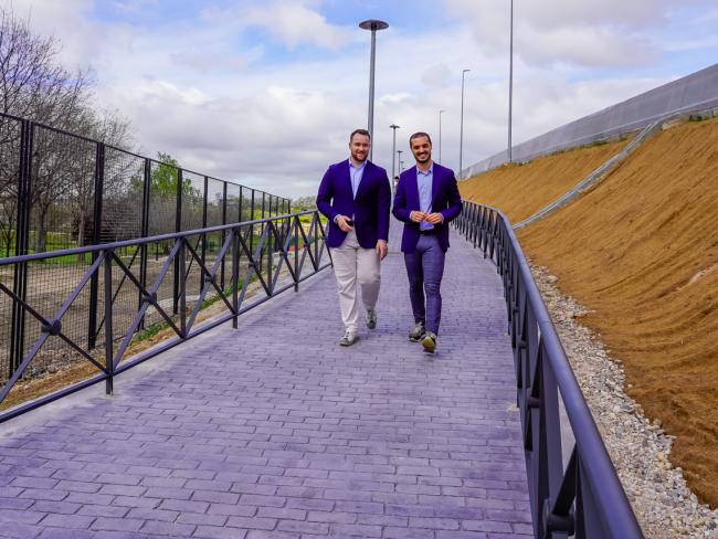 El alcalde, Alejandro Navarro Prieto, y el concejal de Urbanismo, Vivienda y Juventud, Víctor Miranda Lozano, han presentado y recorrido el nuevo acceso peatonal