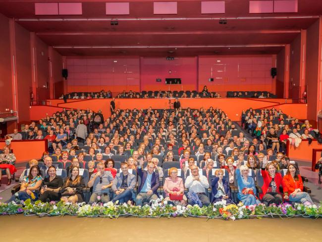 El concejal de Bienestar, Educación e Inmigración, Rubén Martínez; y la concejala de Mayores y Voluntariado, Ana Verónica González, con algunos de los usuarios del servicio de Teleasistencia y representantes de la Junta Directiva de Mayores