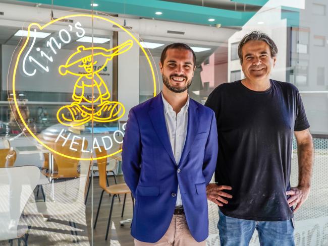 El alcalde, Alejandro Navarro Prieto visitando la Heladería Tinos, junto a su gerente, Eric Gustavo Flores