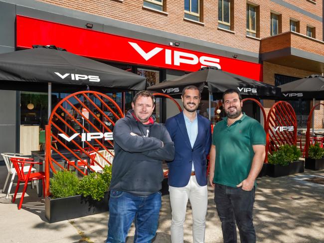 El alcalde, Alejandro Navarro Prieto visitando el VIPS de la avenida Constitución, junto a sus gerentes, Íñigo Zavala y César García