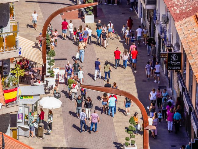 Vecinos por la calle Enmedio de Torrejón de Ardoz
