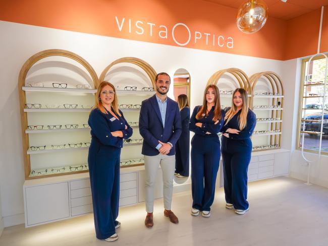 El alcalde, Alejandro Navarro Prieto, visitando “VistaÓptica”, junto a su gerente, Montserrat Damián Quintanar y dos de sus trabajadoras