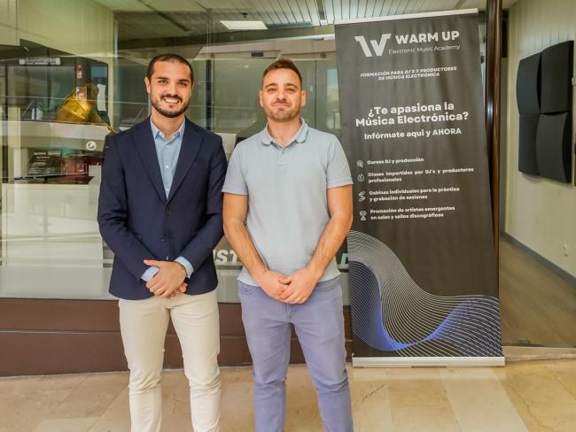 El alcalde, Alejandro Navarro Prieto, visitando Warmup Electronic Music Academy, junto a uno de sus gerentes