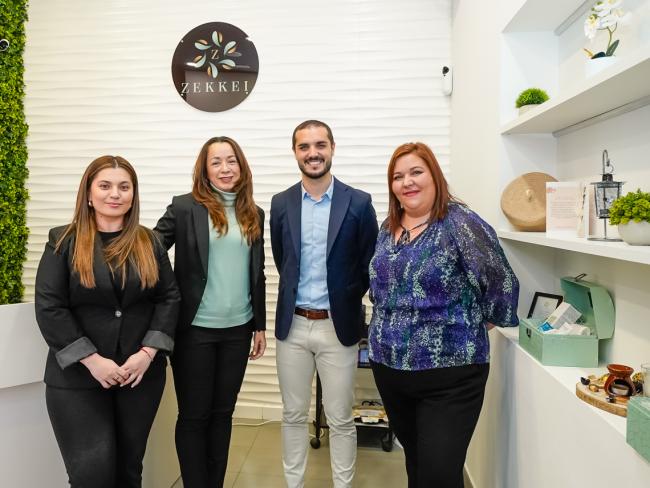 El alcalde, Alejandro Navarro Prieto visitando Zekkei, junto a su gerente, Alexandra Lozada y dos trabajadoras del centro