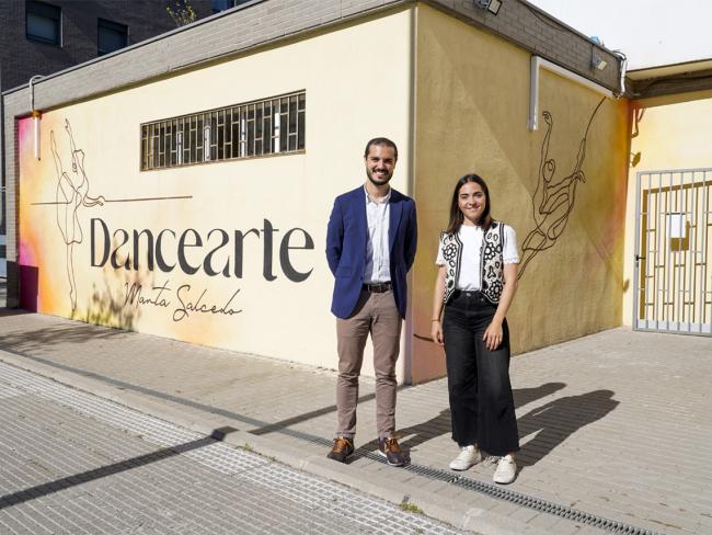 El alcalde, Alejandro Navarro Prieto visitando Dancearte, junto a su gerente, Marta Salcedo