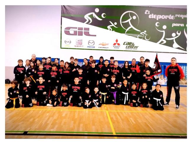Competidores de la Escuela Tótem de kajukenbo que participaron en el Open Nacional de Defensa Personal y Combate de Daganzo capitaneados por Fermín de José Bernabé