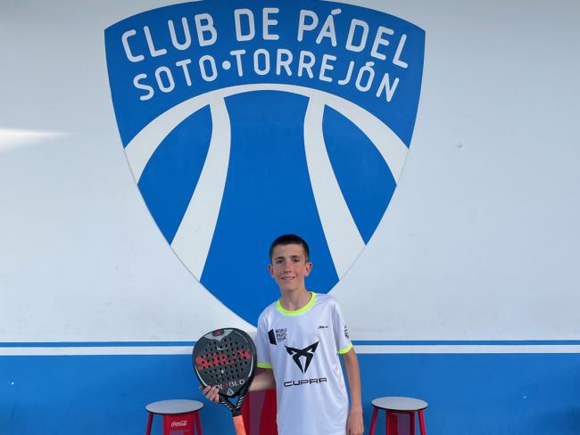 Oliver Román, jugador del Club de Pádel Soto Torrejón