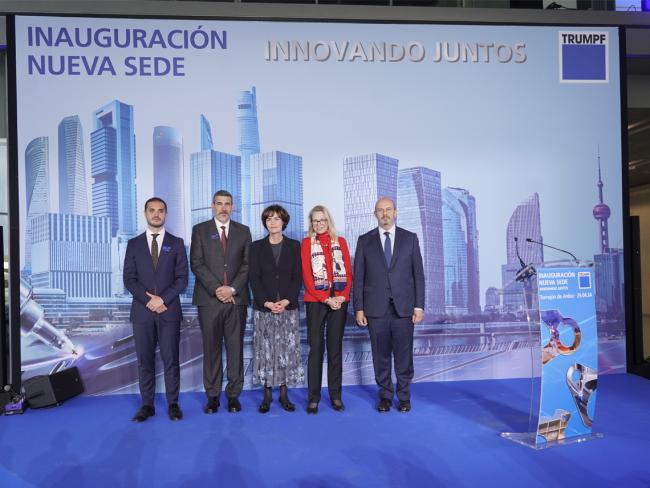 El acto de inauguración de TRUMPF se celebró con la presencia del alcalde de Torrejón, Alejandro Navarro Prieto, el presidente del Senado de España, exalcalde de Torrejón y cuarta autoridad de la Nación, Pedro Rollán, la embajadora de Alemania en España, Maria Margarete Gosse, la presidenta y CEO del Consejo de Administración de TRUMPF, Nicola Leibinger-Kammüller, y el director general TRUMPF España, Juan Manuel Sánchez