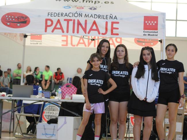 Laura Nava, entrenadora del Club Onskates, junto a las torrejoneras que participaron en el Campeonato de Madrid