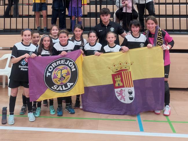 El equipo femenino benjamín federado del Torrejón Sala, campeón de liga