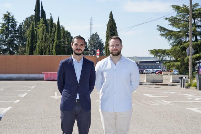 El alcalde de Torrejón de Ardoz, Alejandro Navarro Prieto, junto al concejal de Urbanismo, Vivienda y Juventud, Víctor Miranda