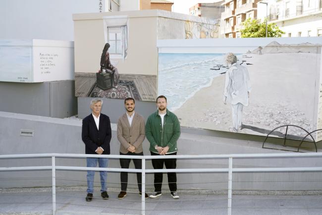 El alcalde, Alejandro Navarro, el concejal de concejal de Urbanismo, Vivienda y Juventud, Víctor Miranda, junto al artista local, Manuel Ojeda, en la Plaza Centro con la obra Mujeres de espaldas