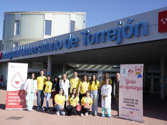 El alcalde, Alejandro Navarro Prieto, y el concejal de Educación, Bienestar e Inmigración, Rubén Martínez, con los alumnos del IES León Felipe y sanitarios del Hospital Universitario de Torrejón