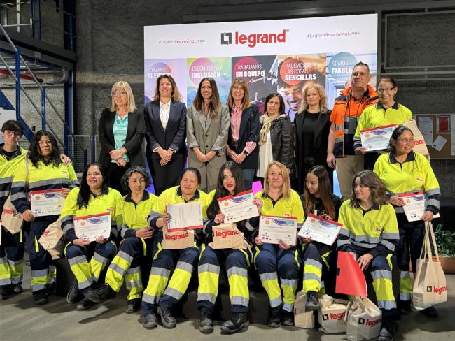 La concejala de Igualdad y Festejos, María Eugenia Gil, junto a la directora general de Legrand Iberia, Amélie Zegmout, y las alumnas que han superado con éxito el curso de “Moza de almacén”.