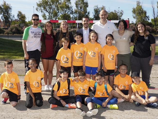 El alcalde, Alejandro Navarro Prieto, la concejala de Turismo, Miriam Gutiérrez, y José Javier Hombrados junto al presidente del Club Balonmano Torrejón, Raúl Feito, entrenadoras y jugadores del club