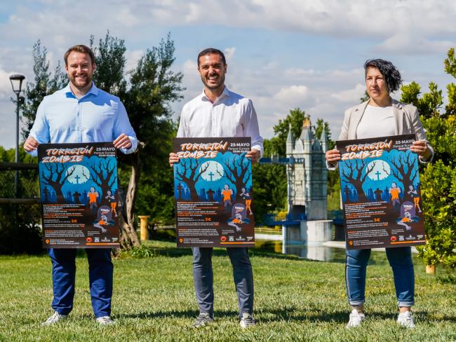 El alcalde, Alejandro Navarro Prieto, el concejal de Juventud, Urbanismo y Vivienda, Víctor Miranda, y la edil de Turismo y Deportes en funciones, Mirian Gutiérrez, informando esta mañana sobre la iniciativa