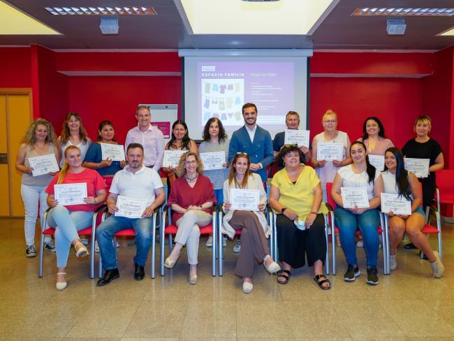 El alcalde, Alejandro Navarro Prieto, y el concejal de Bienestar, Educación e Inmigración, Rubén Martínez, en la entrega de diplomas de "Espacio Familia"