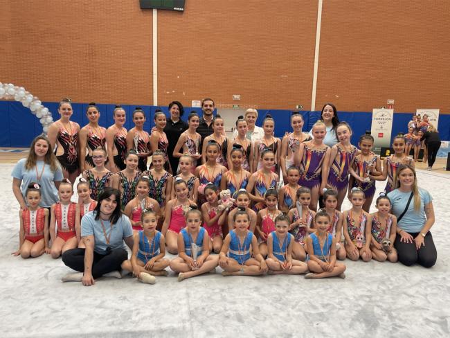 Integrantes del Club Escuela Gimnasia de Torrejón de Ardoz que participaron en el “Trofeo Escolar Villa de Torrejón”, junto a sus entrenadoras, la presidenta del club, Elisa Rodelgo, el alcalde, Alejandro Navarro Prieto, y la concejala de Turismo, Miriam Gutiérrez