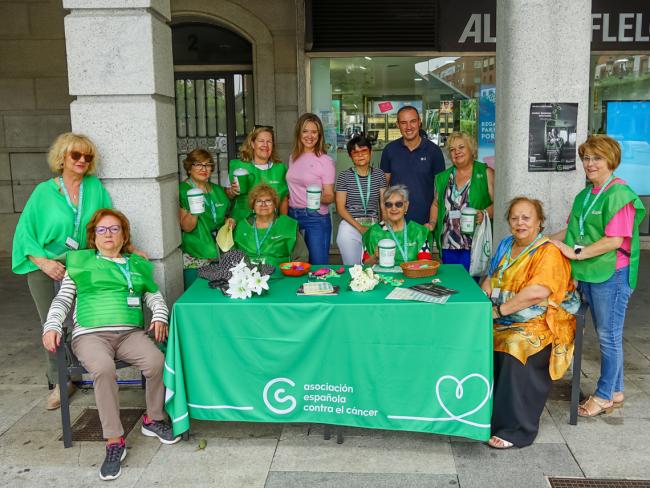 El concejal de Bienestar, Educación e Inmigración, Rubén Martínez y la concejala de Mayores y Voluntariado, Ana Verónica González, visitando una de las mesas