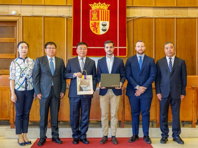 El alcalde, Alejandro Navarro Prieto, y el concejal de Urbanismo, Vivienda y Juventud, Víctor Miranda, recibiendo a la Delegación china en el Salón de Plenos del Ayuntamiento