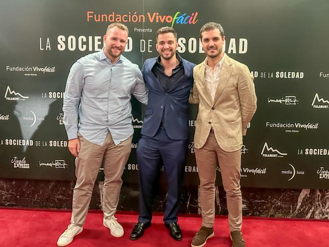 El alcalde, Alejandro Navarro Prieto, el concejal de Juventud, Urbanismo y Vivienda, Víctor Miranda, al torrejonero, Miguel Aguilera, en el estreno del documental 