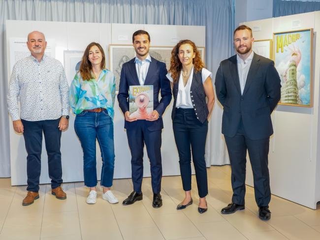 El alcalde, Alejandro Navarro Prieto, el concejal de Cultura, José Antonio Moreno, y el edil de Juventud, Urbanismo y Vivienda, Víctor Miranda, visitando la exposición 