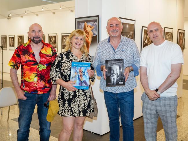 El concejal de cultura, José Antonio Moreno, visitando la exposición con los fotógrafos Osvaldo Cipriani y Dhavid Hernández, y Pilar González, autora del libro, “Inspirado por Ciclopea”, en el momento de la presentación del ejemplar  