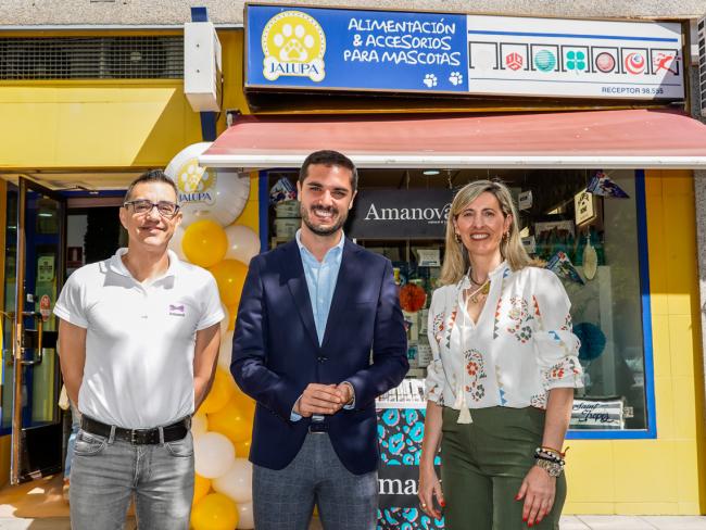 El alcalde, Alejandro Navarro Prieto, visitando Jalupa junto a su propietaria, Belén Marcellán, y el coordinador de Amanova Antonio Garcia 